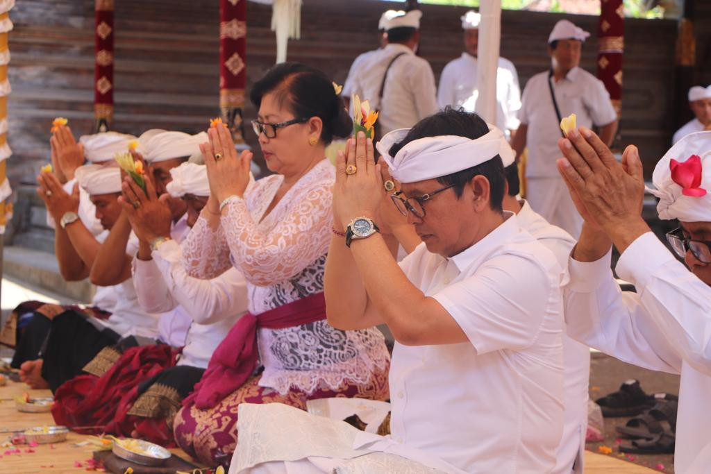 Sekda Adi Arnawa Hadiri Piodalan Jelih Nyatur di Pura Pasek Gelgel Abiansemal
